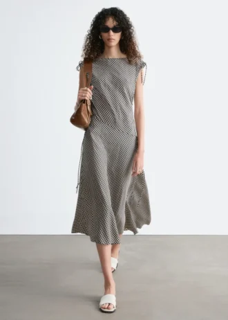 Asymmetrisk drapert midikjole