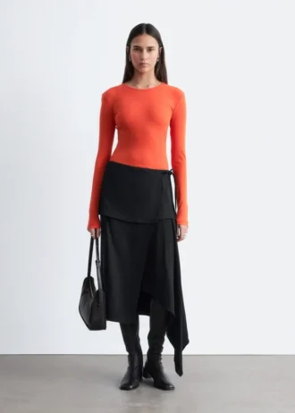 Asymmetrisk midiskjørt