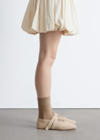 Ballerinasko i semsket skinn med kryssstropper
