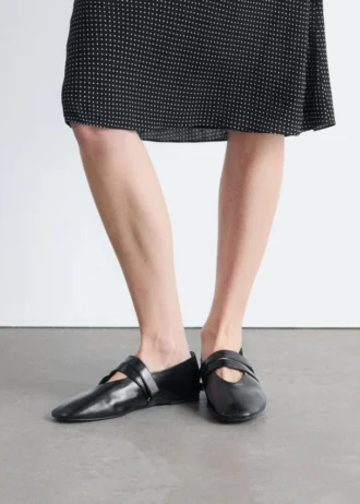 Ballerinasko i skinn med kryssstropper