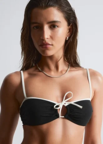 Bandeau-bikini-topp med snøring foran