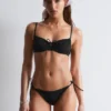 Bikinitruse med bånd i sidene