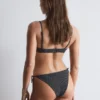 Bikinitopp med bue-detalj og bøyle