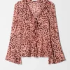 Bluse med V-hals og volanger