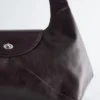 Buet skulderveske i skinn