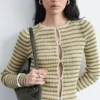 Cardigan med ribbestrikket front og nøkkelhull