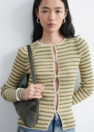 Cardigan med ribbestrikket front og nøkkelhull