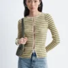 Cardigan med ribbestrikket front og nøkkelhull