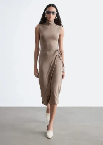 Ermeløs midikjole med turtleneck