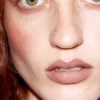 Lett brun lipgloss