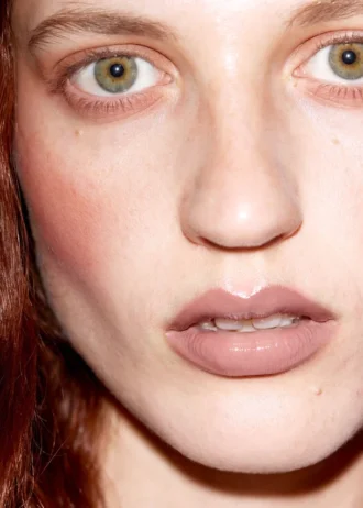 Lett brun lipgloss