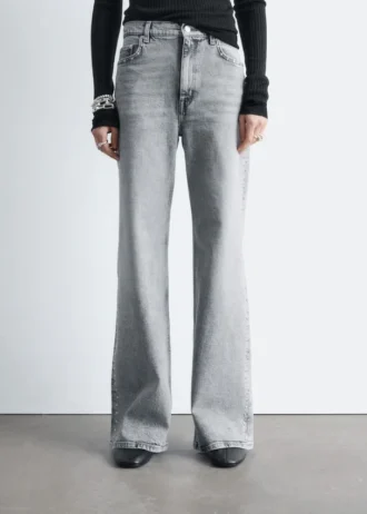 Jeans med nitter og vide jeans
