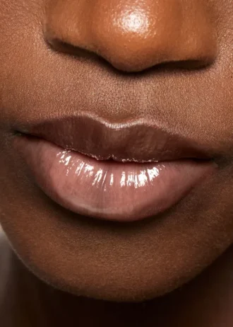 Lett brun lipgloss