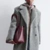 Maxikåpe i ull og shearling Maxikåpe i ull og shearling