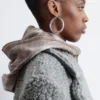 Maxikåpe i ull og shearling Maxikåpe i ull og shearling