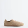 Minimalistiske skinnsneakers