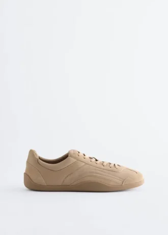 Minimalistiske skinnsneakers