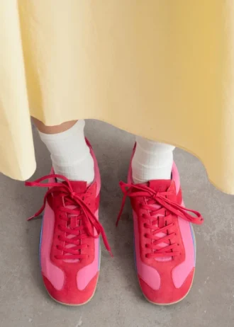 Minimalistiske skinnsneakers