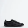 Minimalistiske skinnsneakers