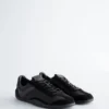 Minimalistiske skinnsneakers