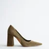 Pumps med blokkheler i semsket skinn