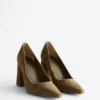 Pumps med blokkheler i semsket skinn