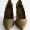 Pumps med blokkheler i semsket skinn