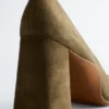 Pumps med blokkheler i semsket skinn