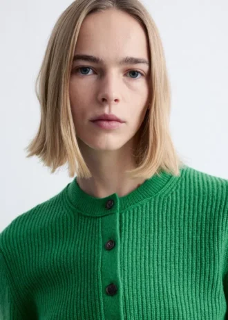 Ribbestrikket cardigan