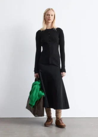 Ribbestrikket cardigan i merinoull