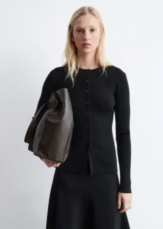 Ribbestrikket cardigan i merinoull
