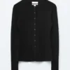 Ribbestrikket cardigan i merinoull