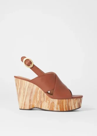 Sandaler med kilehæl i skinn