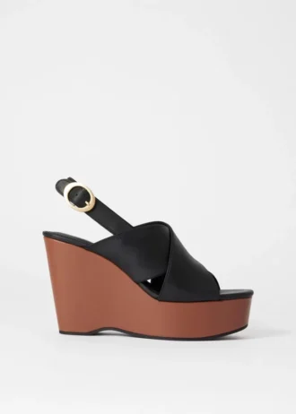 Sandaler med kilehæl i skinn