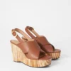 Sandaler med kilehæl i skinn