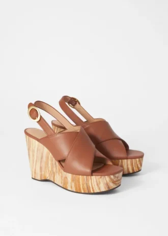 Sandaler med kilehæl i skinn