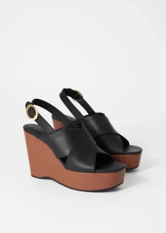 Sandaler med kilehæl i skinn