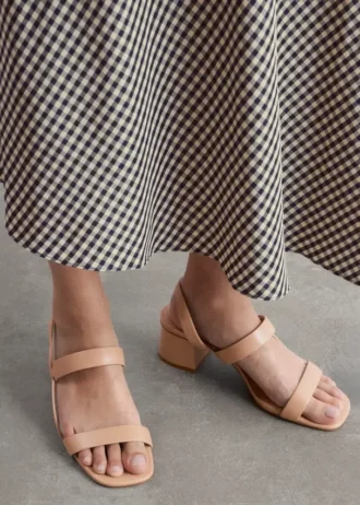 Sandaler med remmer og blokkheler