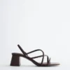Sandaler med remmer og blokkheler Sandaler med remmer og blokkheler