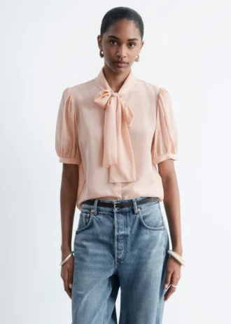 Silkbluse med knyttehals Silkbluse med knyttehals