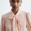 Silkbluse med knyttehals