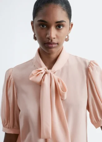 Silkbluse med knyttehals Silkbluse med knyttehals