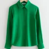 Silkebluse med skjellknapper