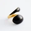 Skulpturell ring med dobbel vridning Skulpturell ring med dobbel vridning