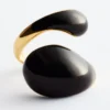 Skulpturell ring med dobbel vridning Skulpturell ring med dobbel vridning