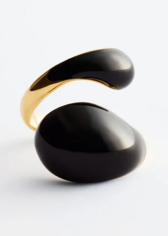 Skulpturell ring med dobbel vridning