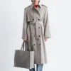 Trenchcoat i bomull og ull med bindebelte