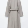 Trenchcoat i bomull og ull med bindebelte