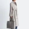 Trenchcoat i bomull og ull med bindebelte