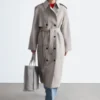 Trenchcoat i bomull og ull med bindebelte